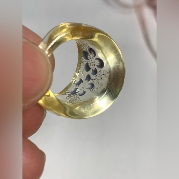 Vintage Clear Lucite Reverse Painted Lilac Floral Bubble Domed Ring size 6.5 - Picture 5 of 9